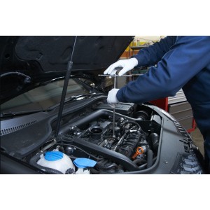 I'm looking for a mechanic to replace a clutch on an Audi B6